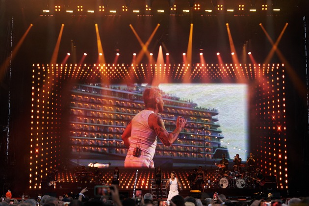 “Relaxing rocks”: Spectacular naming of Mein Schiff Relax with Robbie Williams / For the first time, guests of three ships in the fleet were able to experience the festive moment together